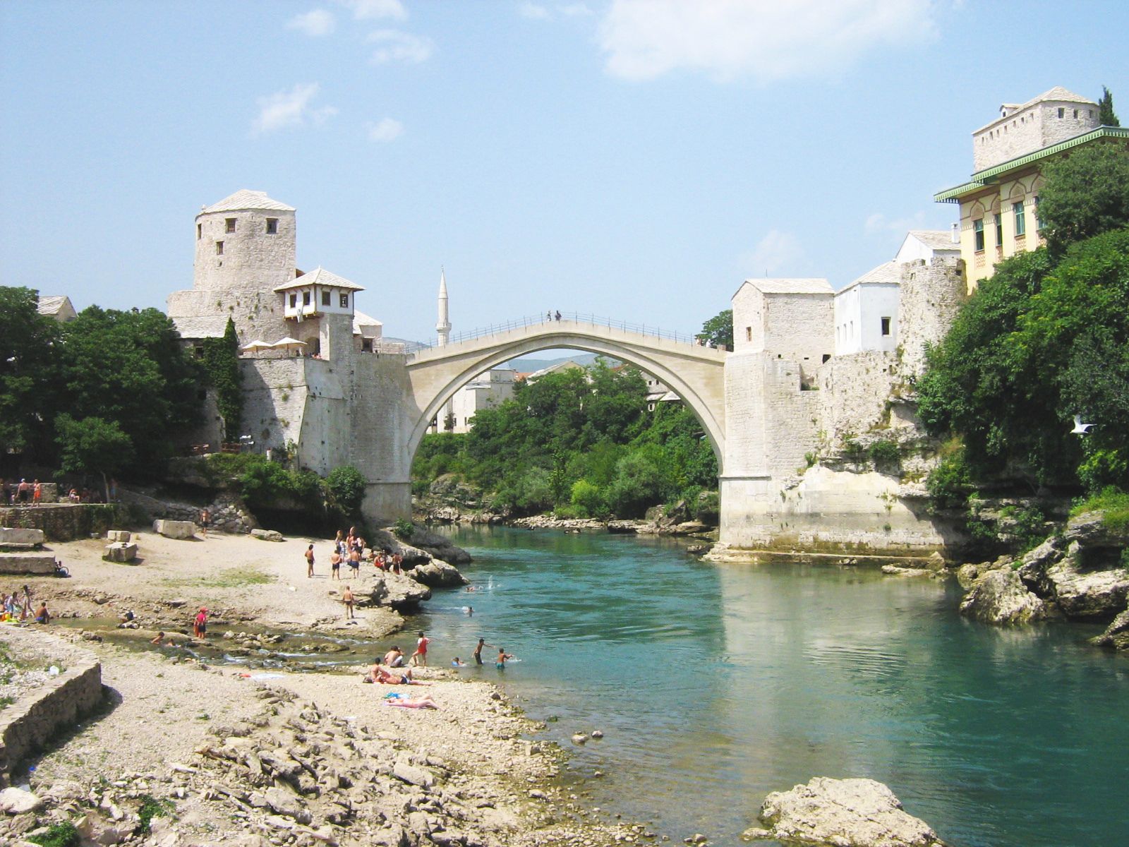 Stari most u Mostaru iznad zelenoplave Neretve