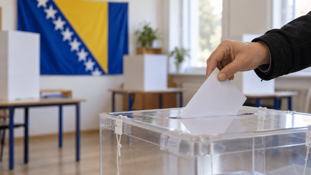 Glasač ubacuje glasački listić u kutiju na Općim izborima u Bosni i Hercegovini